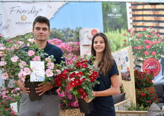 Adrian met de Friendly Sweet en Olivia met de Friendly Red.
Meilland zet zich in op de klanten bewust te maken van de verschuiving die er binnen het bedrijf heeft plaatsgevonden wat betreft de werkwijze. Voorheen werd er vooral geënt maar tegenwoordig gebruiken ze in de nieuwe producten voornamelijk stekken.